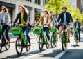 Movilidad sostenible con bicicletas y patinetes eléctricos