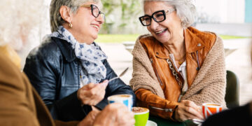 Mujeres jubiladas pasándolo bien