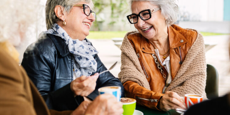 Mujeres jubiladas pasándolo bien