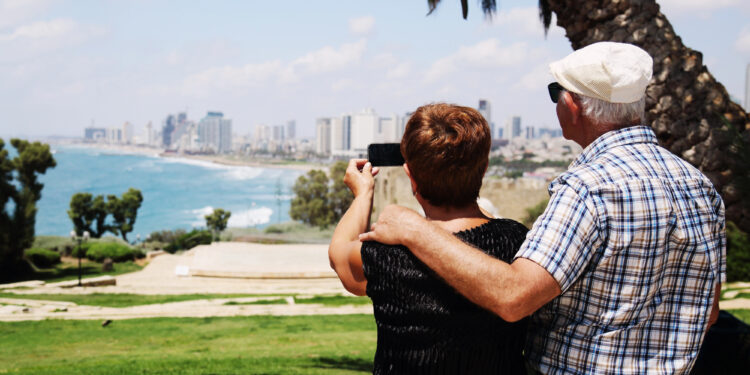 Pareja mayor disfrutando de las vacaciones