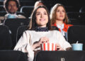 Joven disfrutando del cine