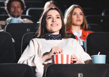 Joven disfrutando del cine