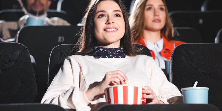 Joven disfrutando del cine