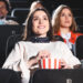 Joven disfrutando del cine