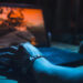 Hombre jugando videojuego