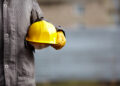 Hombre con casco de obrero de la construcción