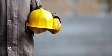 Hombre con casco de obrero de la construcción