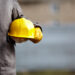 Hombre con casco de obrero de la construcción