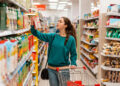 Mujer joven haciendo la compra en el supermercado