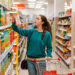 Mujer joven haciendo la compra en el supermercado