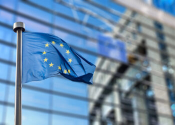 Bandera de la Unión Europea ondeando al viento