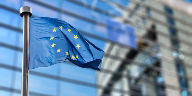 Bandera de la Unión Europea ondeando al viento