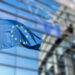 Bandera de la Unión Europea ondeando al viento