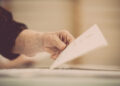 Persona mayor votando en las elecciones