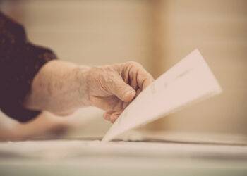 Persona mayor votando en las elecciones