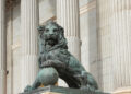 Imagen de la escultura del león del Congreso de los Diputados
